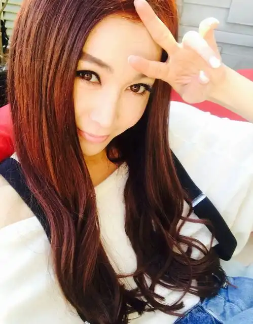 圣诞节临近,温碧霞与养子装饰院子,并晒自拍嘟嘴卖萌似少女