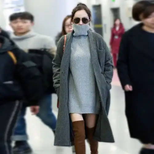 阔腿裤扔了吧,现流行慵懒风毛衣加高筒靴,显瘦保暖,比皮草洋气