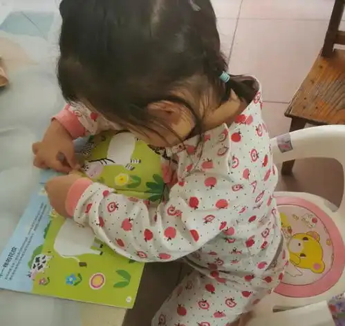 爸爸佛系早教惹媳妇不悦,娃上学后专注力非常强,老师直夸教得好