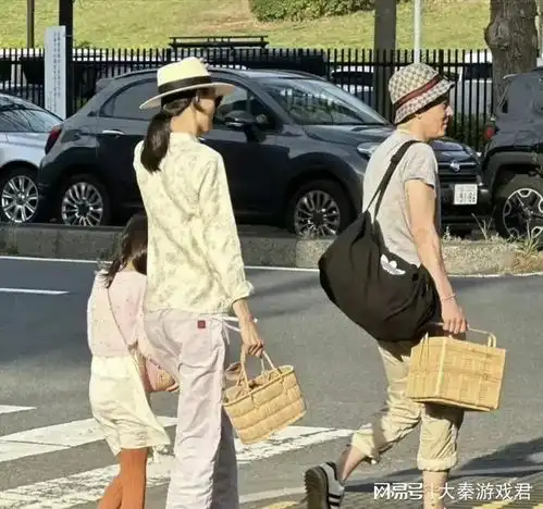 43岁陈冠希在日本被偶遇一家三口公园野餐,日系穿搭状态很松弛