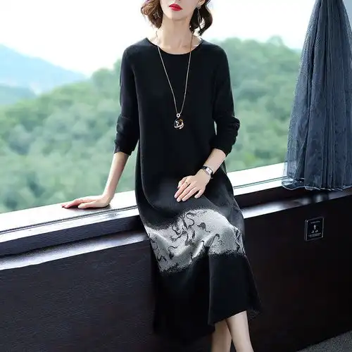 建议大家聚会就穿这赫本黑冬裙,时髦减龄,穿出十足女人味