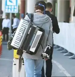 不尴尬吗在机场遛狗睡觉玩滑轮,景甜,这样机场尬拍