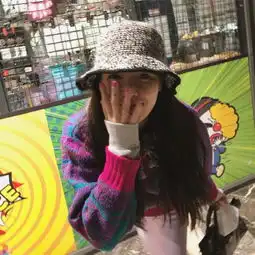 泫雅晒男友视角美照粉紫色毛衣潮范十足