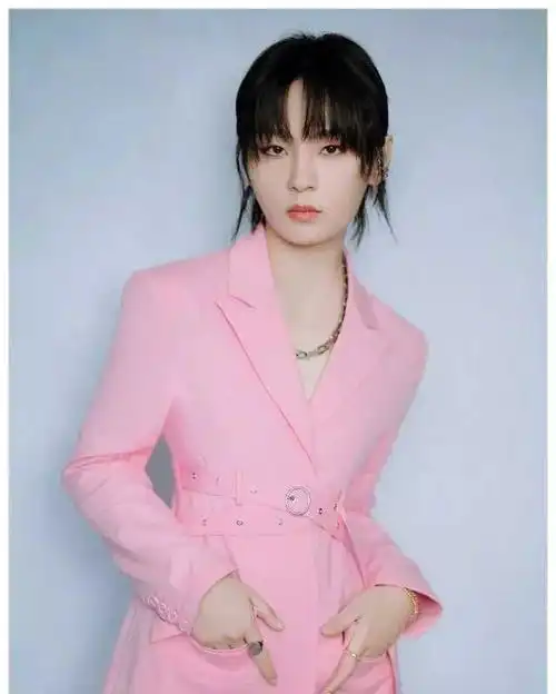 笔畅身穿一袭粉色西装裙又美又飒女人味十足