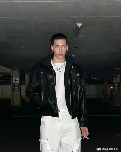 安静而有力,会穿黑色系的男人,才是真正的有品位的