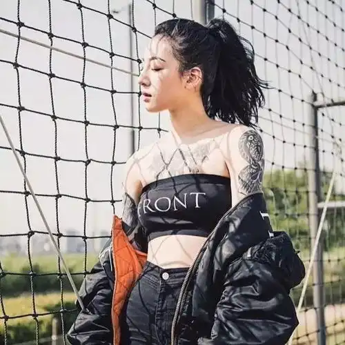 她的刺青生涯中只有黑系,却传递不同他人的美