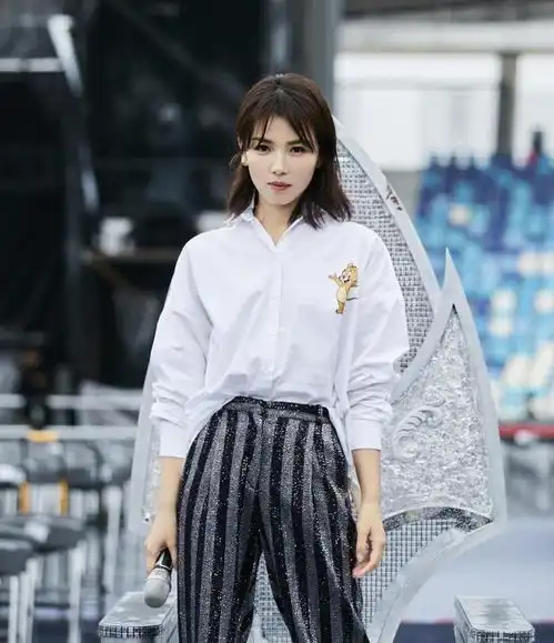 刘涛这次厉害,穿银色开高叉连衣裙,前深v后露背还有括号臀