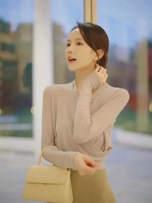 时尚和大牌没啥关系,颜色搭配对了,依然能穿出高级感,漂亮大气