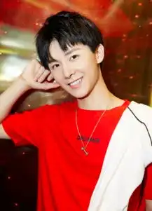 小哥哥杨泽出席发布会清新阳光展治愈系笑容