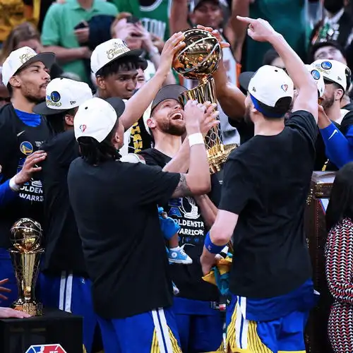 nba恭喜库里夺fmvp又迎喜讯,大学球衣将退役,5数据队史第一