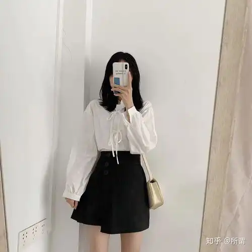 蓝色系半身裙怎么搭配上衣和鞋子