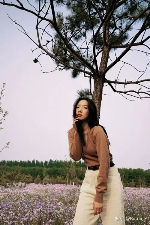 孟美岐的棕色,宋妍霏的绿色,和谐的存在,穿出了姐妹装的味道