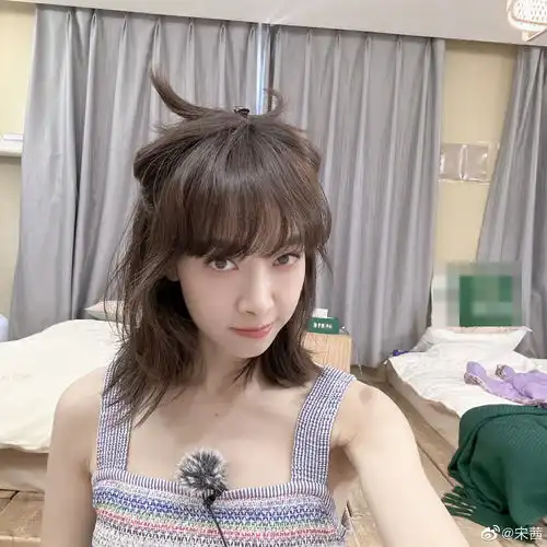 宋茜宅家穿吊带搭配超萌发型甜笑比耶清纯可人