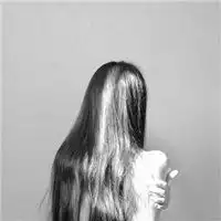 黑白长发女生伤感qq头像