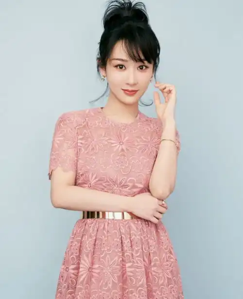 杨紫瘦下来堪称整容,近照穿搭美成这样,哪像是原来的小雪