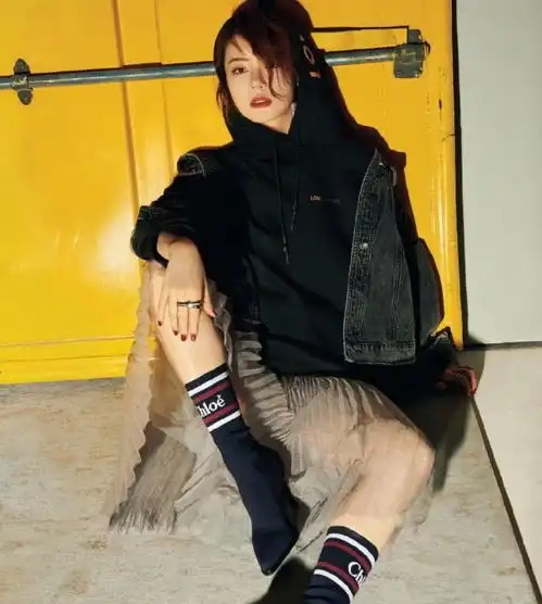 戚薇太会选衣服了,这条紫色花瓣裙超美艳,上身大气又高贵