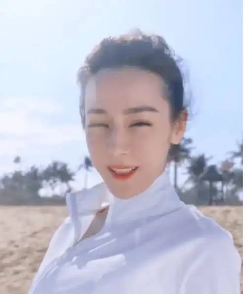 迪丽热巴新尝试的两个造型,一个如氧气美女,一个似猫系女神