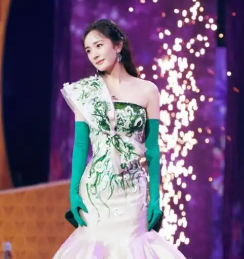 网曝杨幂耍大牌不配合安检,被关小黑屋路人还原实情,新年首黑