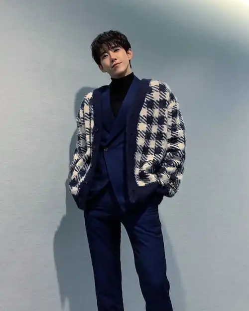 组图韩星黄光熙晒自拍头发微卷眼神温柔变标准帅哥