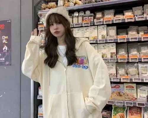 今年的秋冬,带火了一种穿搭叫连帽卫衣,若配上毛线帽萌系又少女