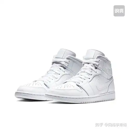 推荐一双透气不捂脚又百搭的小白鞋吧,可以配裙子的那种