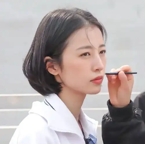 周雨彤头像美女必火