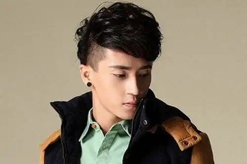 韩系大衣搭配男纹理烫发