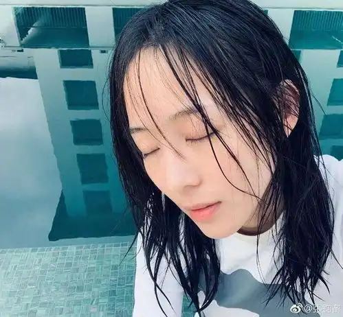 36岁张钧甯晒靓照腿有淤青,女神拍戏太搏命惹人心疼