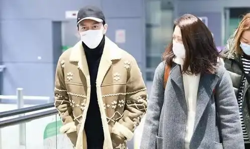 袁咏仪夫妇罕露面,她瘦不少穿大衣好韩系,老公穿成她大姨不习惯