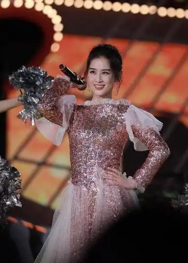 女明星齐穿鱼鳞长裙,有些真开眼有些逼死强迫症了