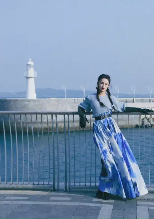 这是时尚圈最受欢迎的颜色,每个女生都喜欢,李沁倪妮穿得好惊艳