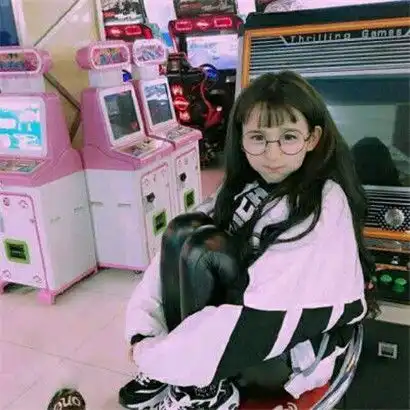 个性女生头像,有几张在海边的还有一张抱猫的