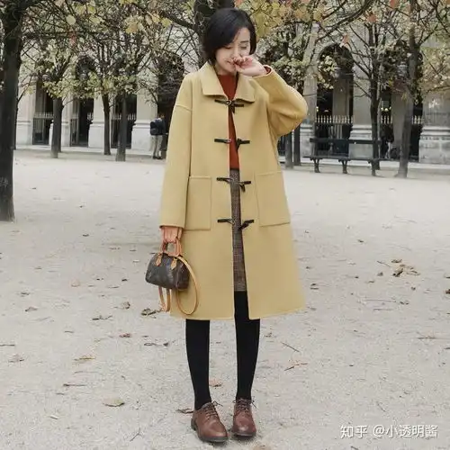 请问这件黄色大衣怎么搭配