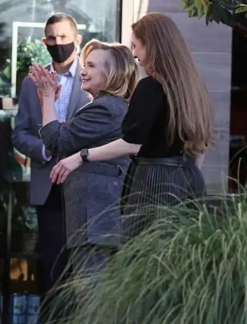 希拉里母女绷太紧与闺蜜聚会还穿正装,金卡戴珊打扮最自在