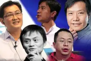 下她有一头金光闪闪中又带着点点星光的中长碎发,一张可爱的瓜子
