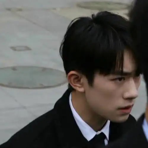 易烊千玺采访中称自己越来越封闭,不爱说话了,要好好调整自己啊