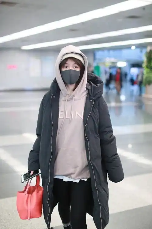 吴昕瘦了就是自信,卫衣下面直接搭配打底裤,狠甩小粗腿标签