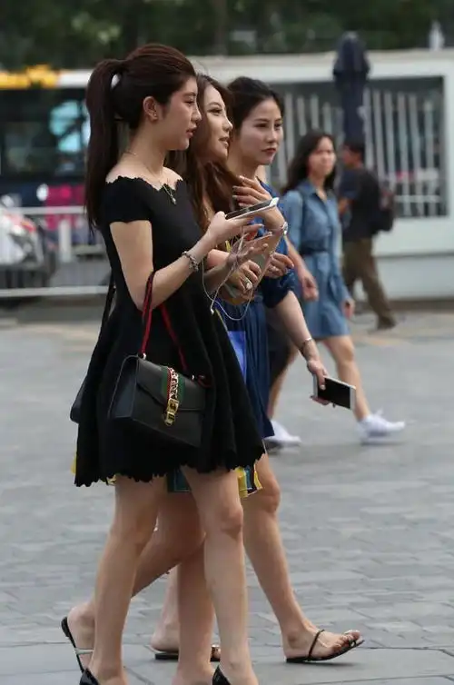 黑色系的小姐姐,气质更适合白色