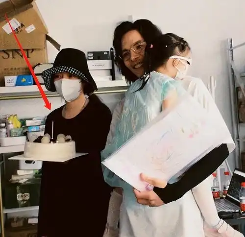 向佐喜迎39岁生日,郭碧婷带着儿女去探班,一家四口同框画面温馨