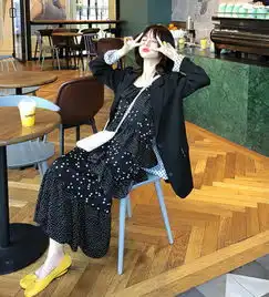 最近流行一种穿搭,叫西服外套长裙,微胖女孩秒变时装大佬