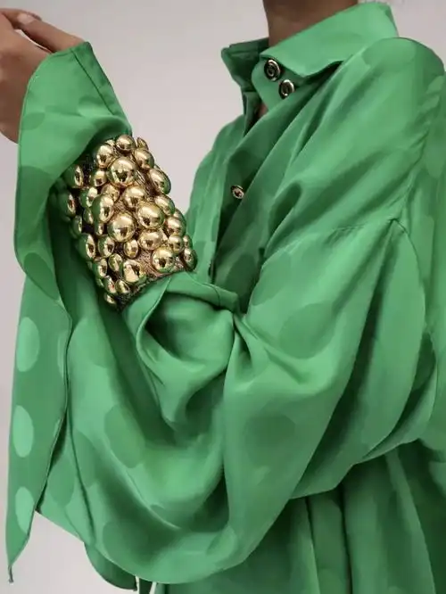 一身黑,换个穿法更时髦