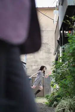 日本浮游少女拍摄系列诗意跳跃照片