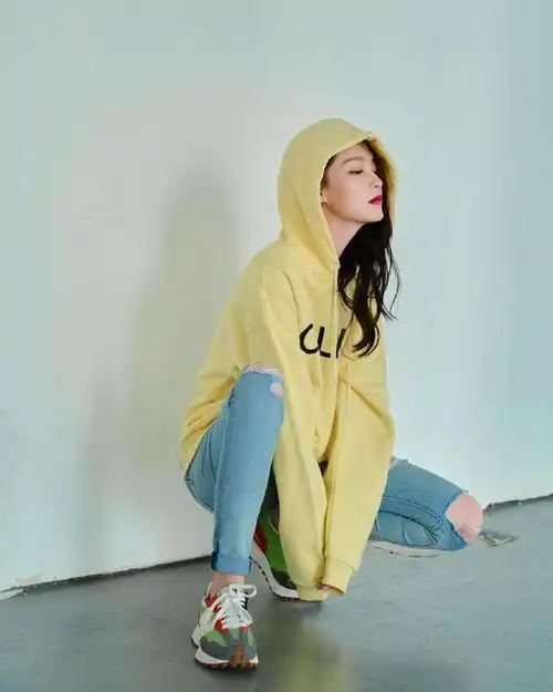 李沁国庆晚会造型来袭,一身蓝紫色纱裙仙气十足,优雅又有气质