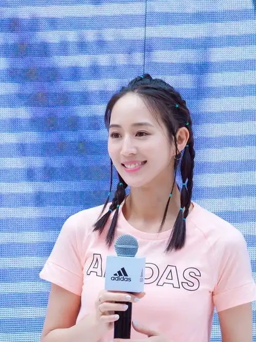 张钧甯穿粉色运动装现身,少女心满满,网友气质好穿啥都好看