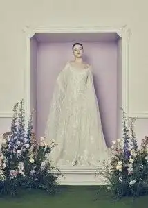 设计全球首个迪斯尼公主婚纱晚装系列kevyiu望女性活出心中的公主