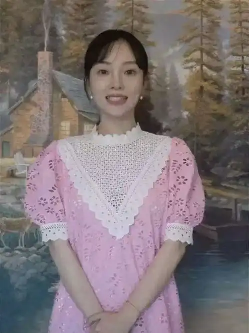 38岁的李小璐复出,粉色镂空裙继续扮少女,65岁赵雅芝的优雅才美