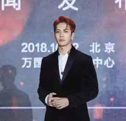 嘻哈气质男友王嘉尔,全身黑色系穿搭显气场