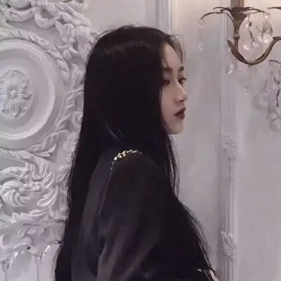 00后可爱小女生侧身图片