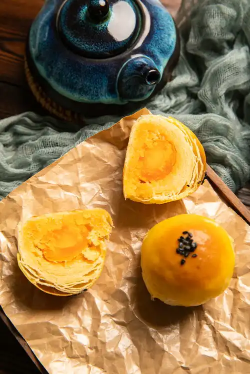 油纸蛋黄酥糕点甜品美食摄影图摄影