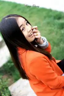 女孩的表情不错绿色清新人像外拍